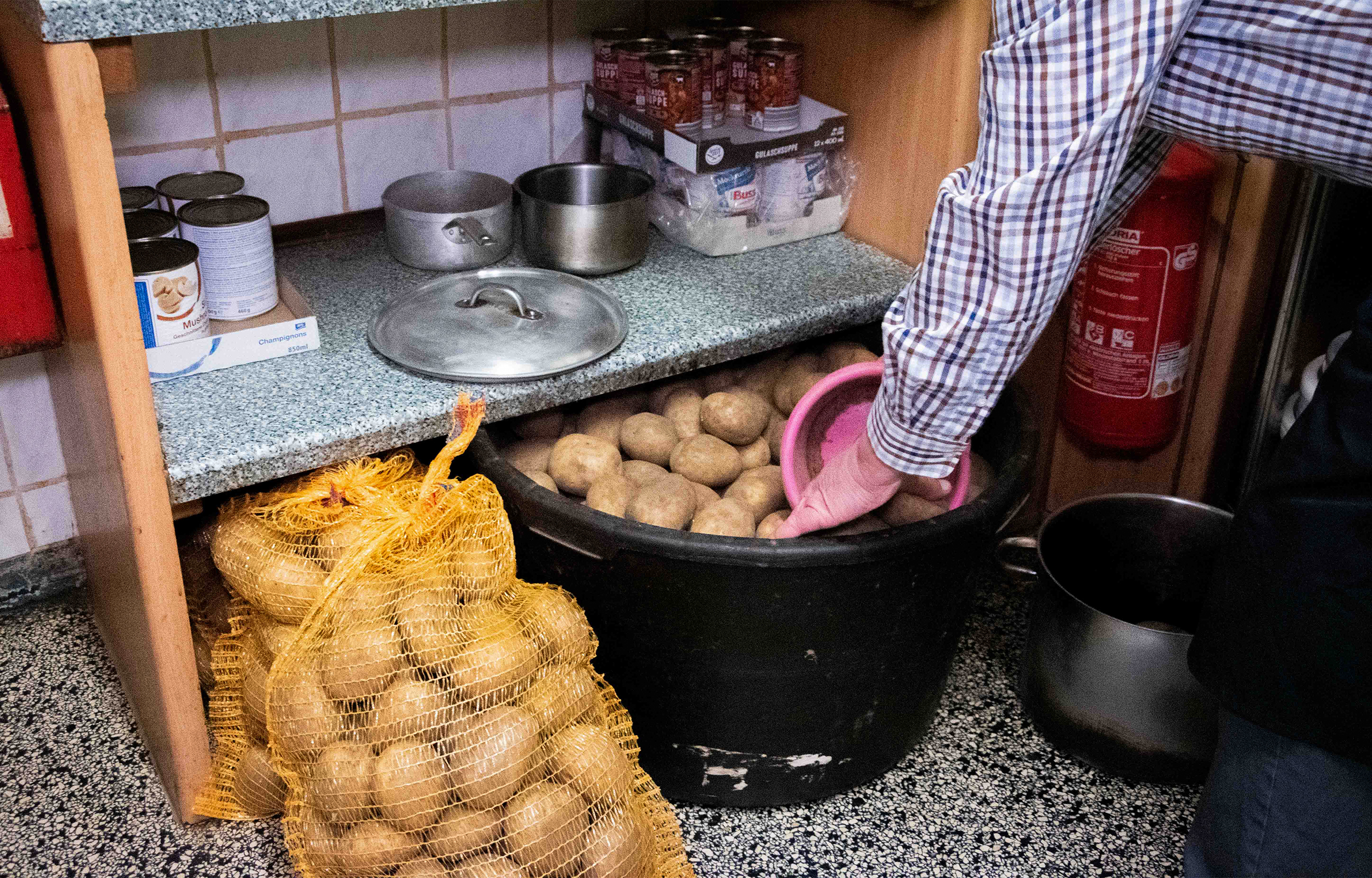 Erdig und braun: Seine Kartoffeln kauft Peter von einem Bauern auf dem Wochenmarkt in Geestemünde.