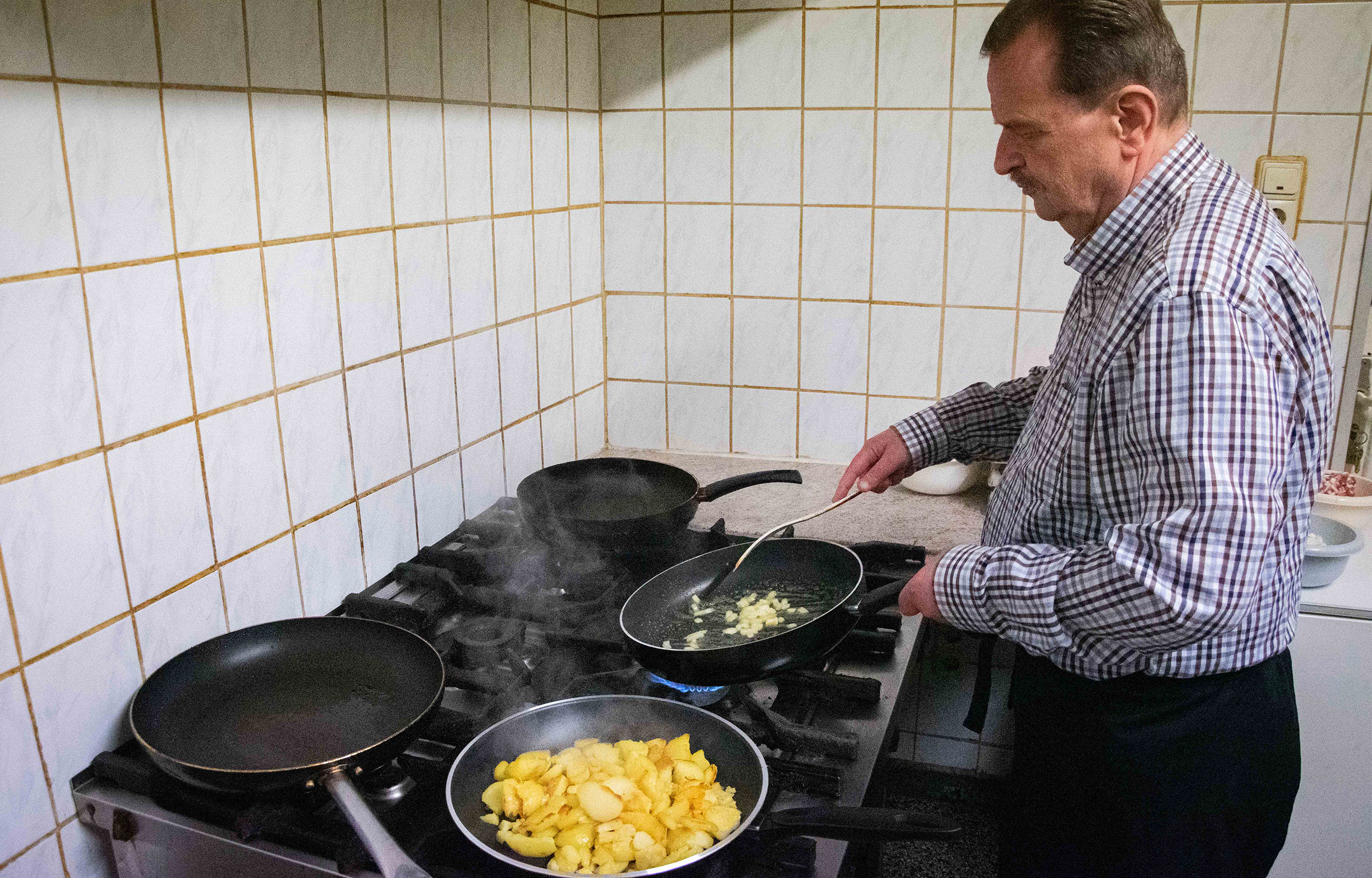 Kartoffeln mit Ei: Wenn die Bratkartoffeln knusprig und golden sind, macht Peter das Bratfett für die Spiegeleier heiß.