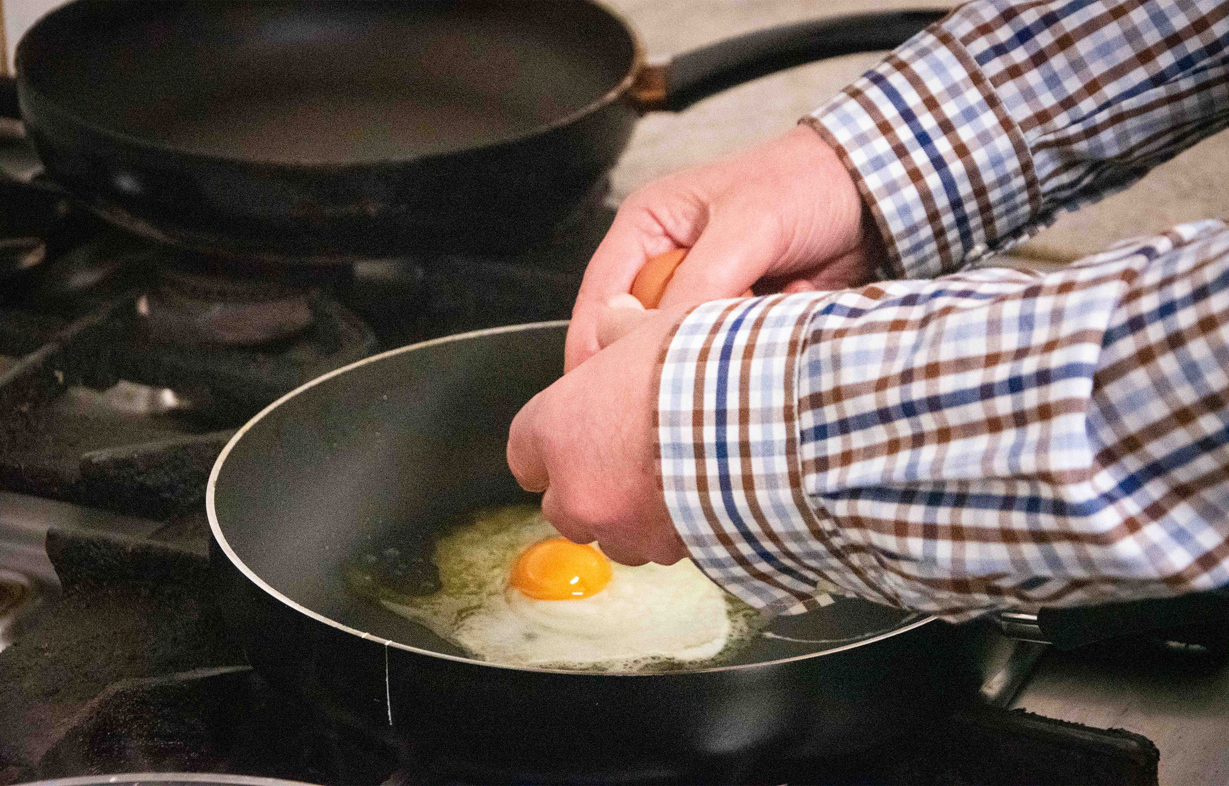 Routinierte Handgriffe: Eier aufschlagen kann der Wirt im Schlaf. Sie sind in fast jedem Gericht und geben dem Frühlokal seinen Namen.